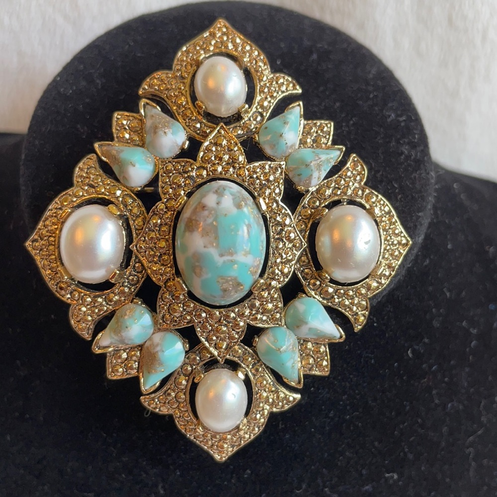 VTG Sarah Coventry large gold tone brooch with cabochon style faux stones 3”x2.5